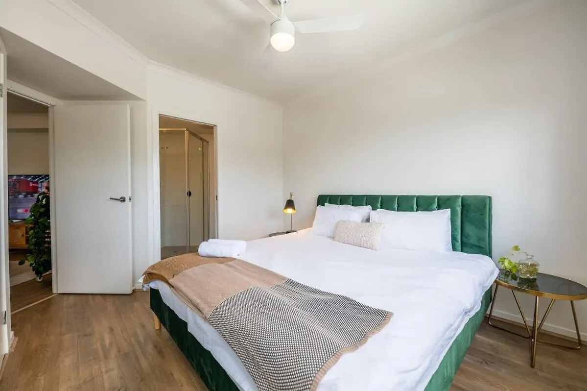 Tranquil 2-Bed Inner City Retreat With Parking Brisbane Australia
