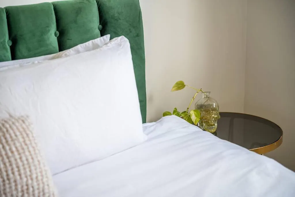 Tranquil 2-Bed Inner City Retreat With Parking Brisbane Apartment