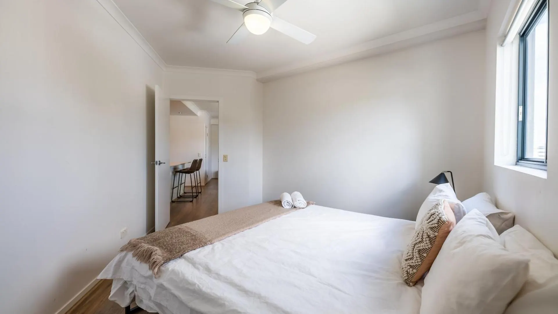 Tranquil 2-Bed Inner City Retreat With Parking Brisbane Apartment