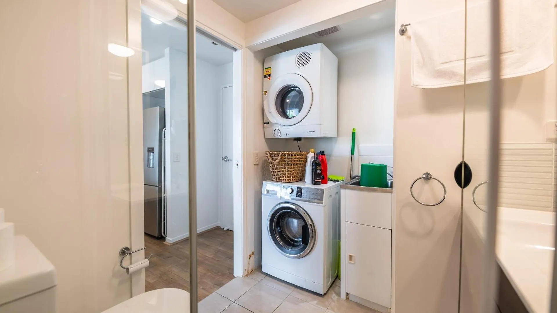 Tranquil 2-Bed Inner City Retreat With Parking Brisbane Apartment