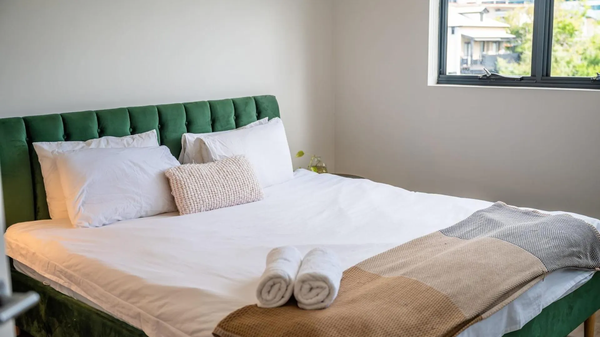 Tranquil 2-Bed Inner City Retreat With Parking Brisbane