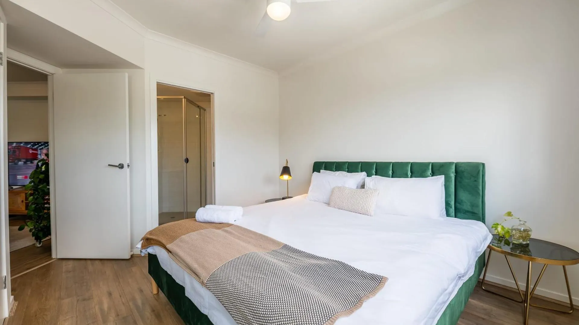 Tranquil 2-Bed Inner City Retreat With Parking Brisbane