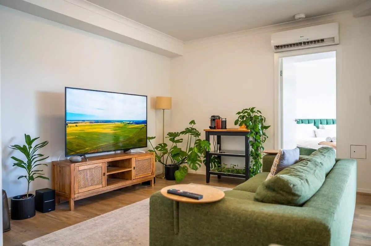 Tranquil 2-Bed Inner City Retreat With Parking Brisbane Apartment
