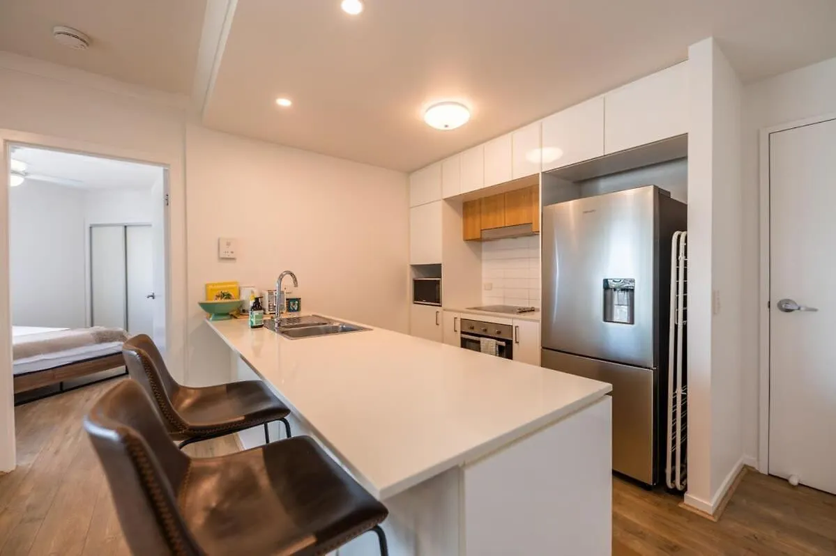 Tranquil 2-Bed Inner City Retreat With Parking Brisbane Apartment