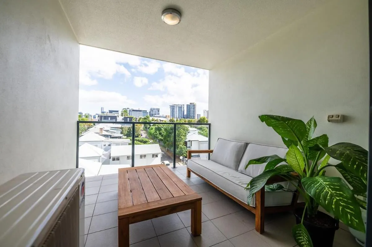 Tranquil 2-Bed Inner City Retreat With Parking Brisbane